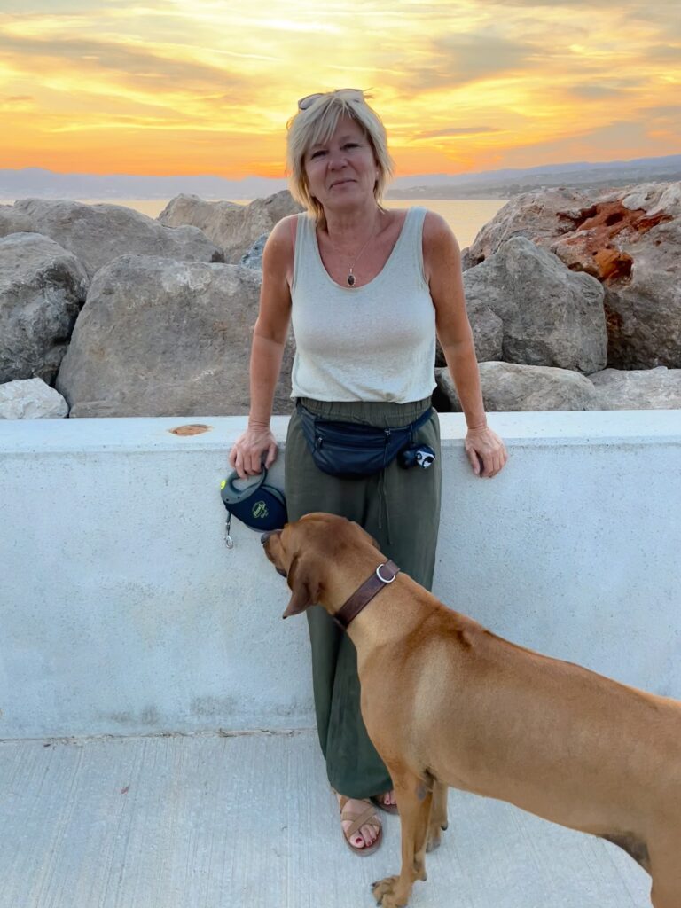 Petra Keuning-den Otter is oprichter van Filoanalyse en gespecialiseerd in kennisleer en taalfilosofie. Zij helpt mensen en organisaties helderheid en grip te krijgen op hun leefwereld.